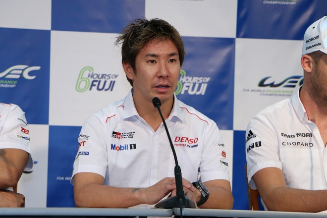 8号車トヨタTS050ハイブリッドをドライブする小林可夢偉