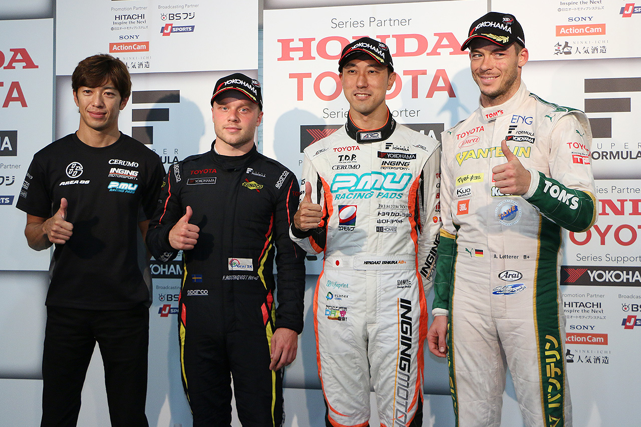 会見に出席した決勝トップ3ドライバー