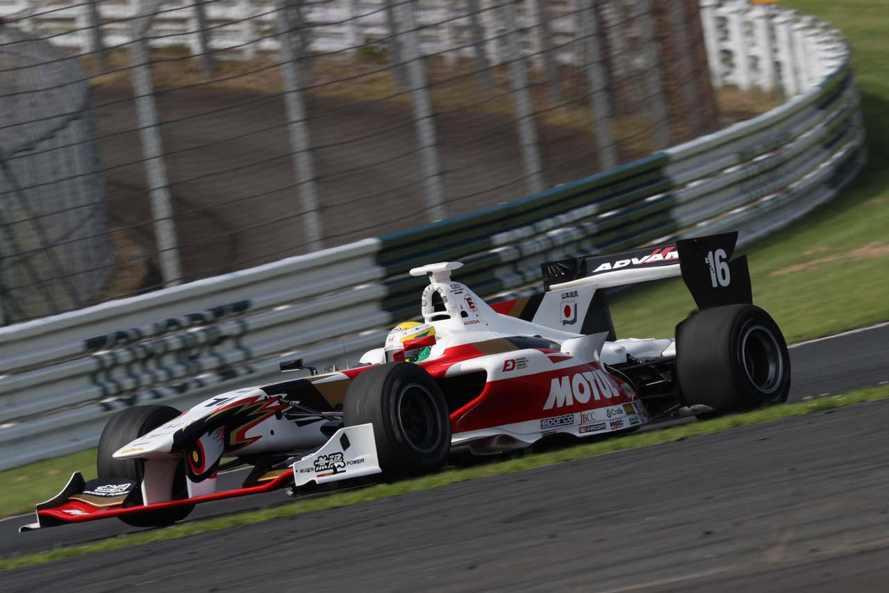 左のリヤタイヤがバーストしてしまった山本尚貴（TEAM MUGEN）のSF14