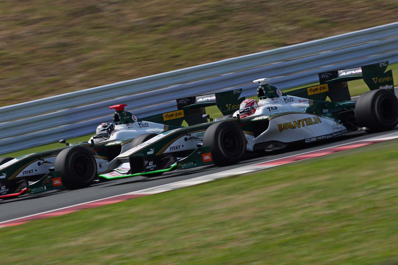 中嶋一貴とアンドレ・ロッテラーのサイド・バイ・サイド