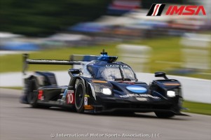 首位走行中にアクシデントに見舞われたウェイン・テイラー・レーシングの10号車キャデラックDPi-V.R