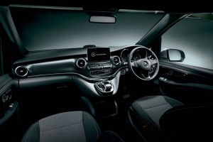 インテリアも最新のメルセデス流儀に則った流麗なデザインとなっている