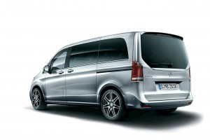 フロントスポイラー、リアルーフスポイラーリップ、専用19インチAMG7ツインスポークアルミなどを装備する