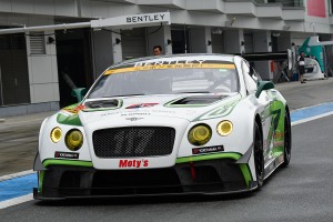 この日もスティーブン・ケインがドライブしたEIcars BENTLEY GT3
