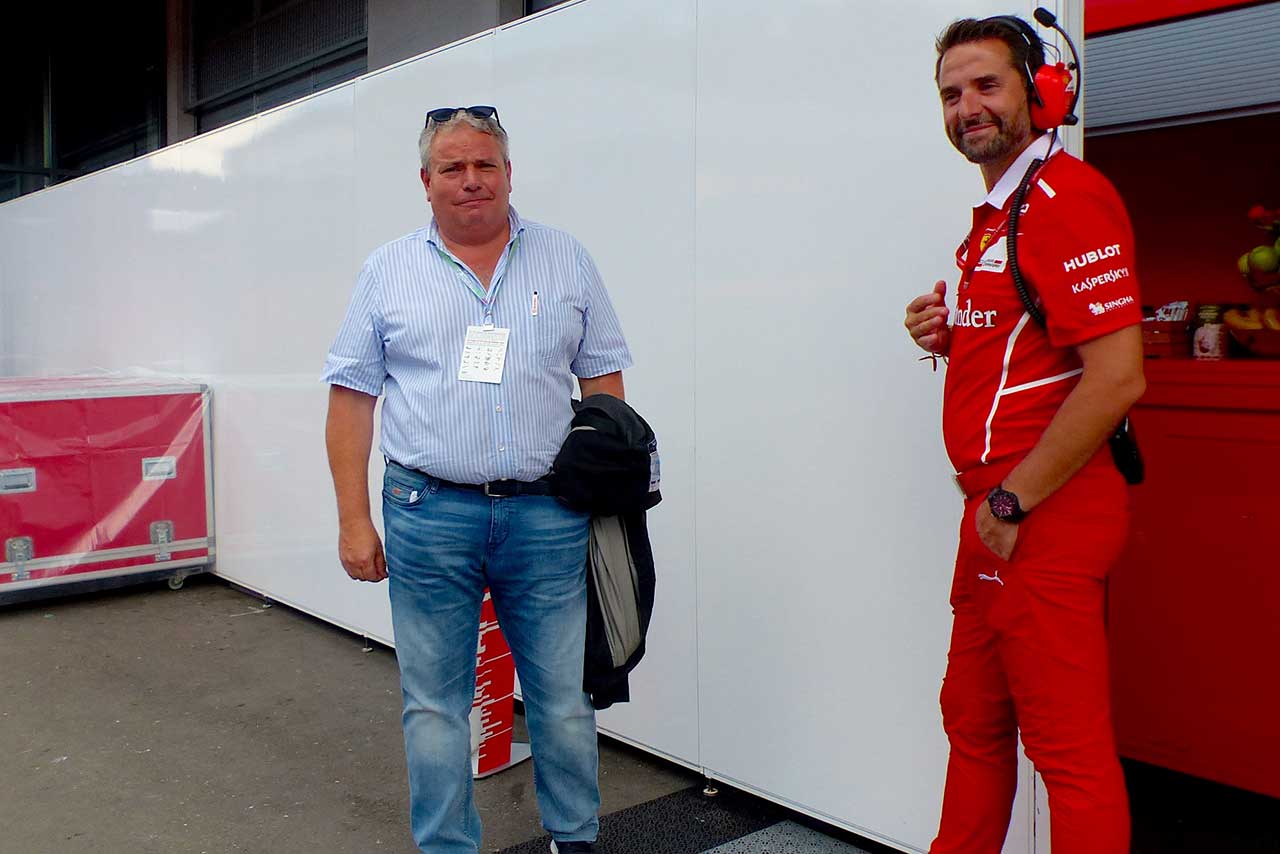 フェラーリのガレージ裏で話し合うアスカネリ（左）