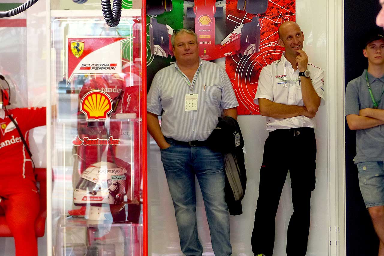 フェラーリのガレージに現れたアスカネリ（左）