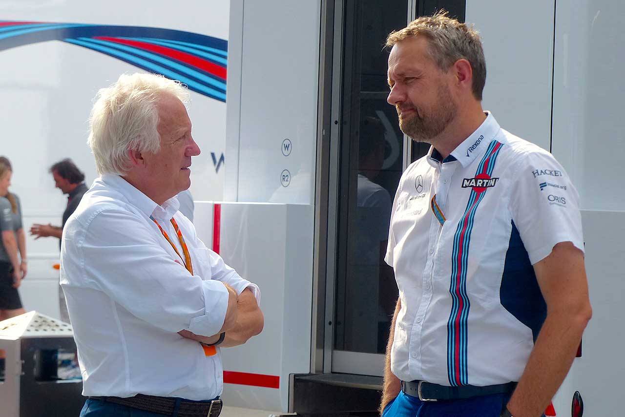 FIAのレースディレクターであるホワイティングと話し合うニールセン（右）