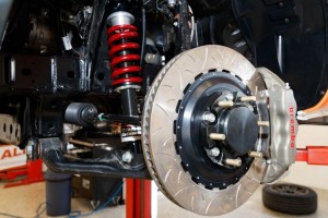 ブレーキ周りはもちろん、ダンパーやスプリングも指定部品となる