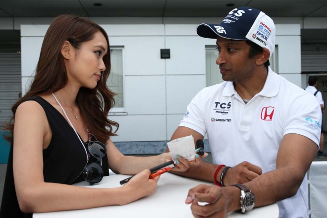 インタビューの始まりはクールに答えるナレイン・カーティケヤン