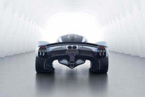 ボディ下面に巨大なエアトンネルを持つアストンマーチン・バルキリー