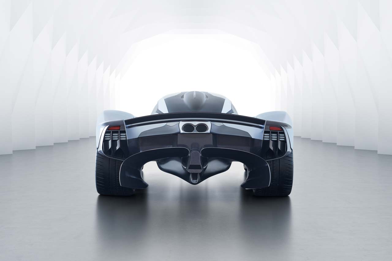 ボディ下面に巨大なエアトンネルを持つアストンマーチン・バルキリー