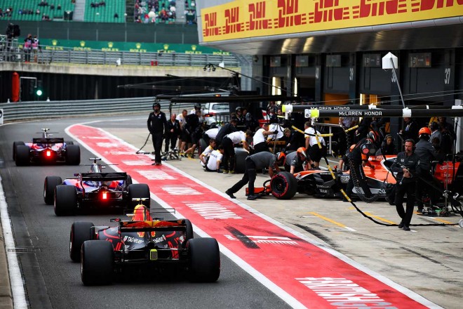 予選Q1リスタートを待つドライバーたち