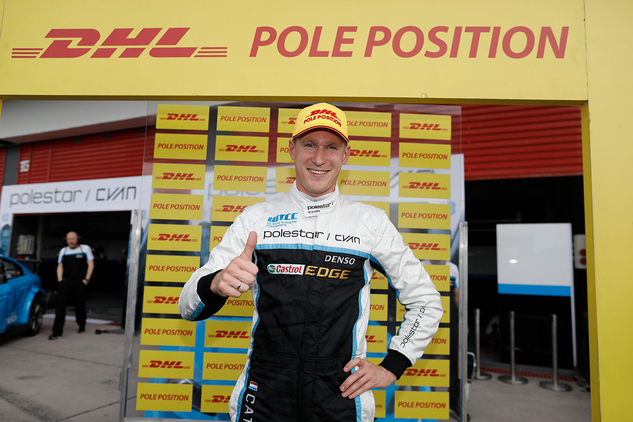 ポールポジションを獲得したニッキー・キャッツバーグ（ボルボS60 WTCC）
