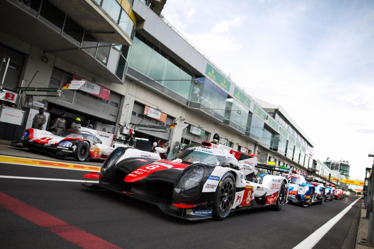 セッションスタートを待つ8号車トヨタTS050ハイブリッド