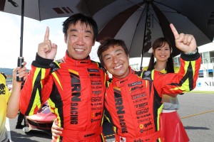 念願の勝利を喜ぶ永井宏明と佐々木孝太