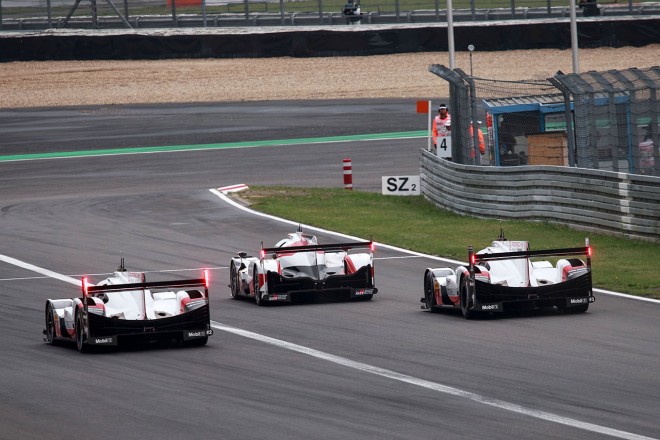 レース序盤は2台のポルシェ919ハイブリッドと7号車トヨタTS050ハイブリッドが僅差の首位争いを展開