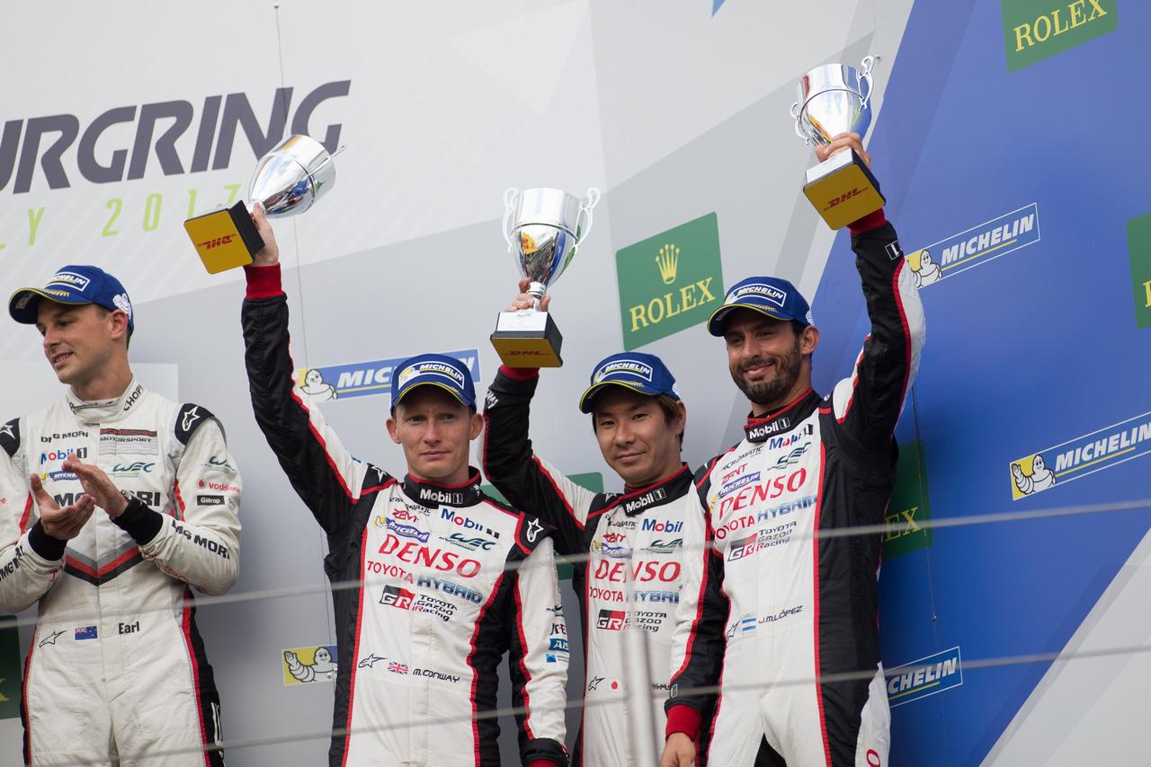 3位表彰台を獲得したマイク・コンウェイ、小林可夢偉、ホセ-マリア・ロペス組