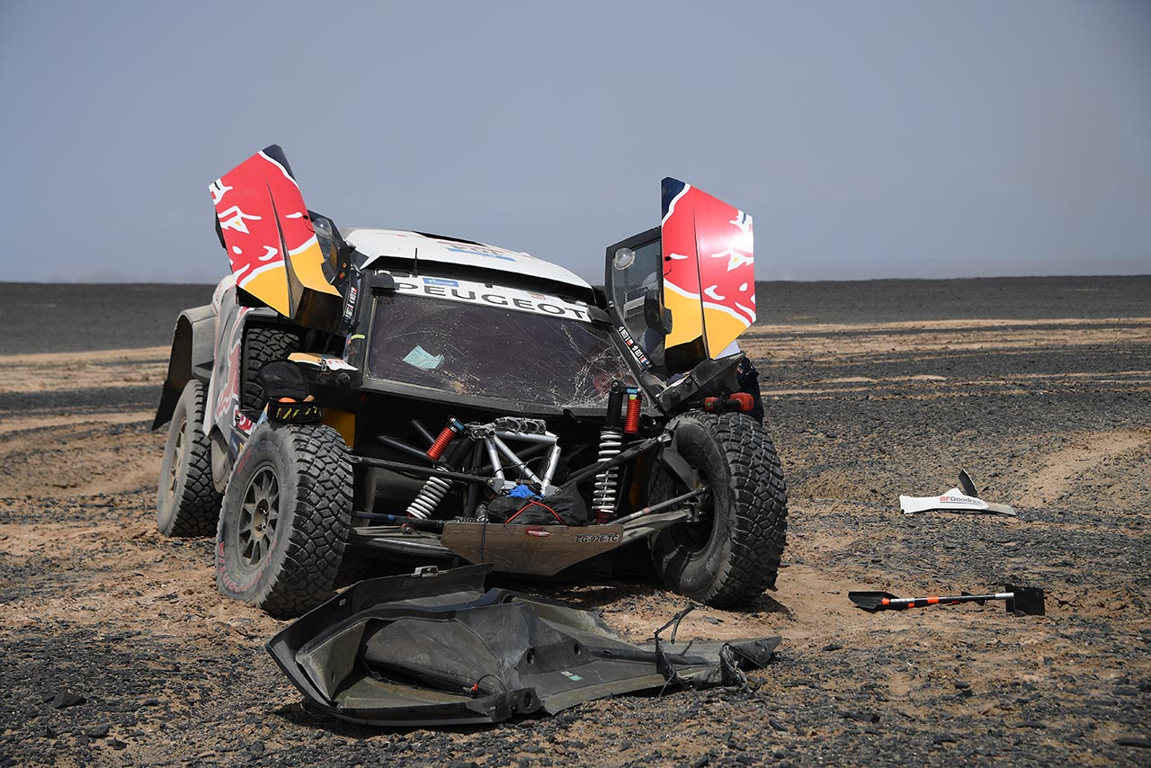 シルクウェイラリーの第9ステージでクラッシュしたプジョー3008DKR Maxi