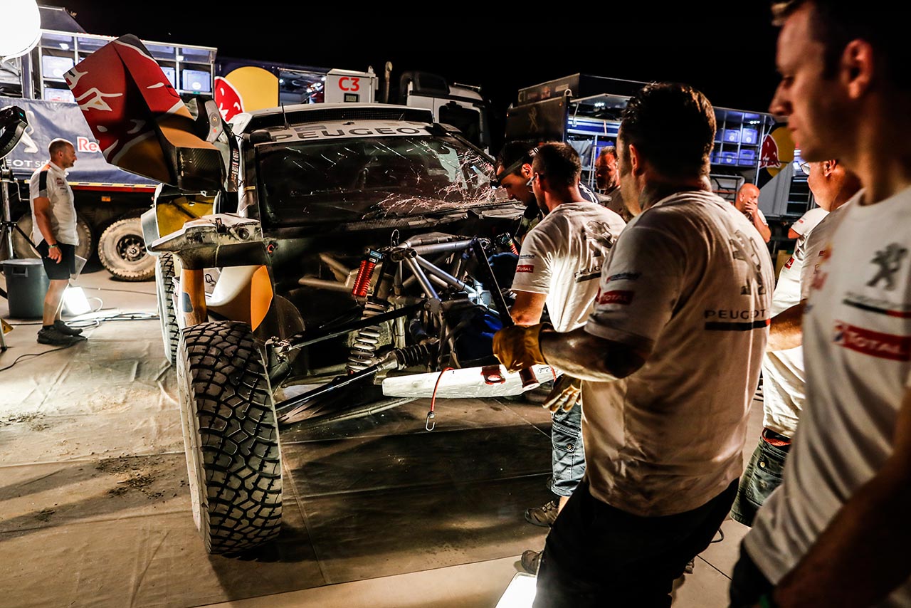 ビバークに運び込まれたプジョー3008DKR Maxi