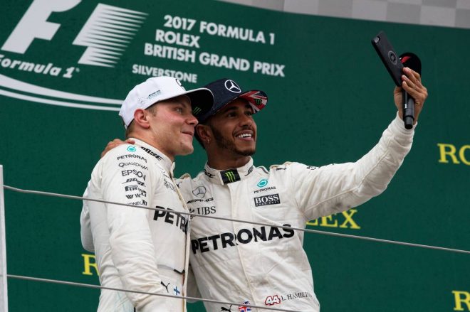 F1第10戦イギリスGPの表彰台に立ったルイス・ハミルトン