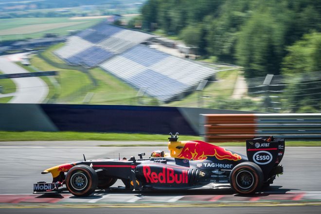 セバスチャン・オジエがドライブするレッドブルRB7