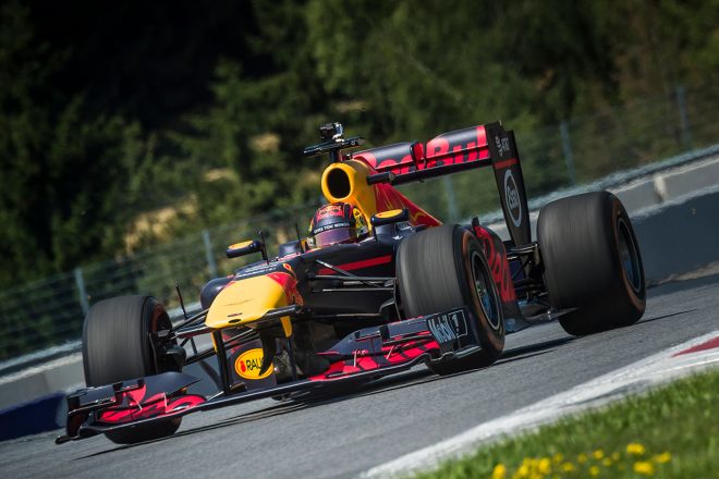 セバスチャン・オジエがドライブするレッドブルRB7