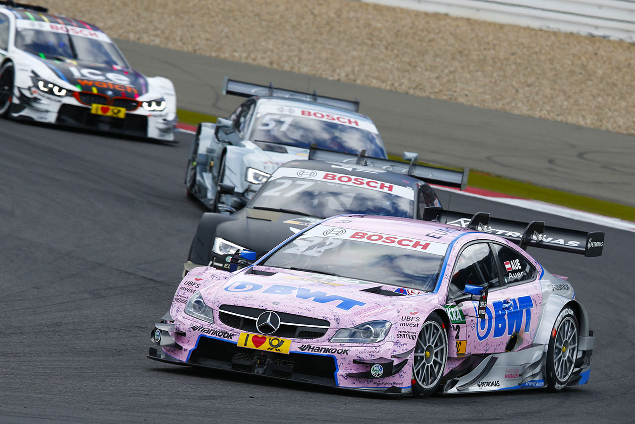 ルーカス・アウアーは、2017年のDTMでピンクカラーが印象的なメルセデスAMG C63 DTMをドライブ