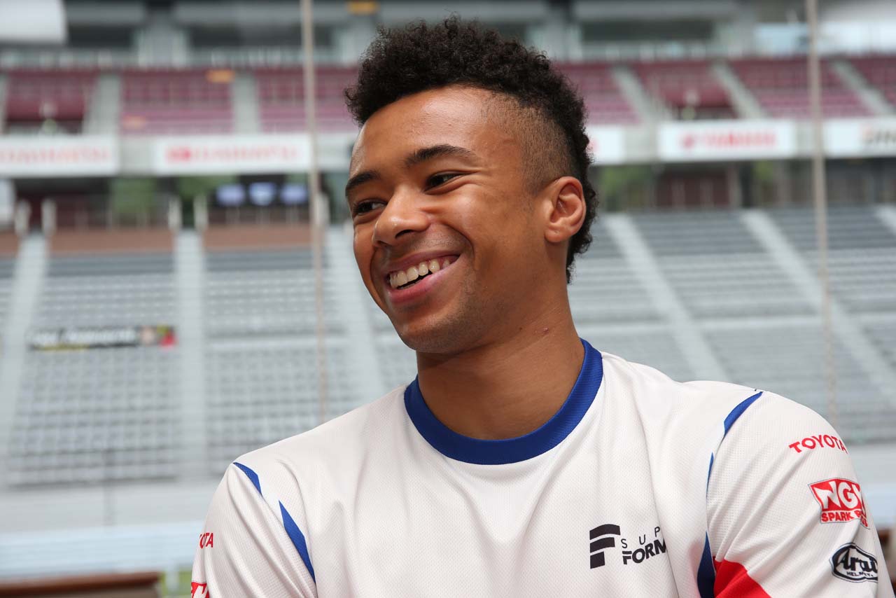 六本木の話を笑顔でしゃべるヤン・マーデンボロー