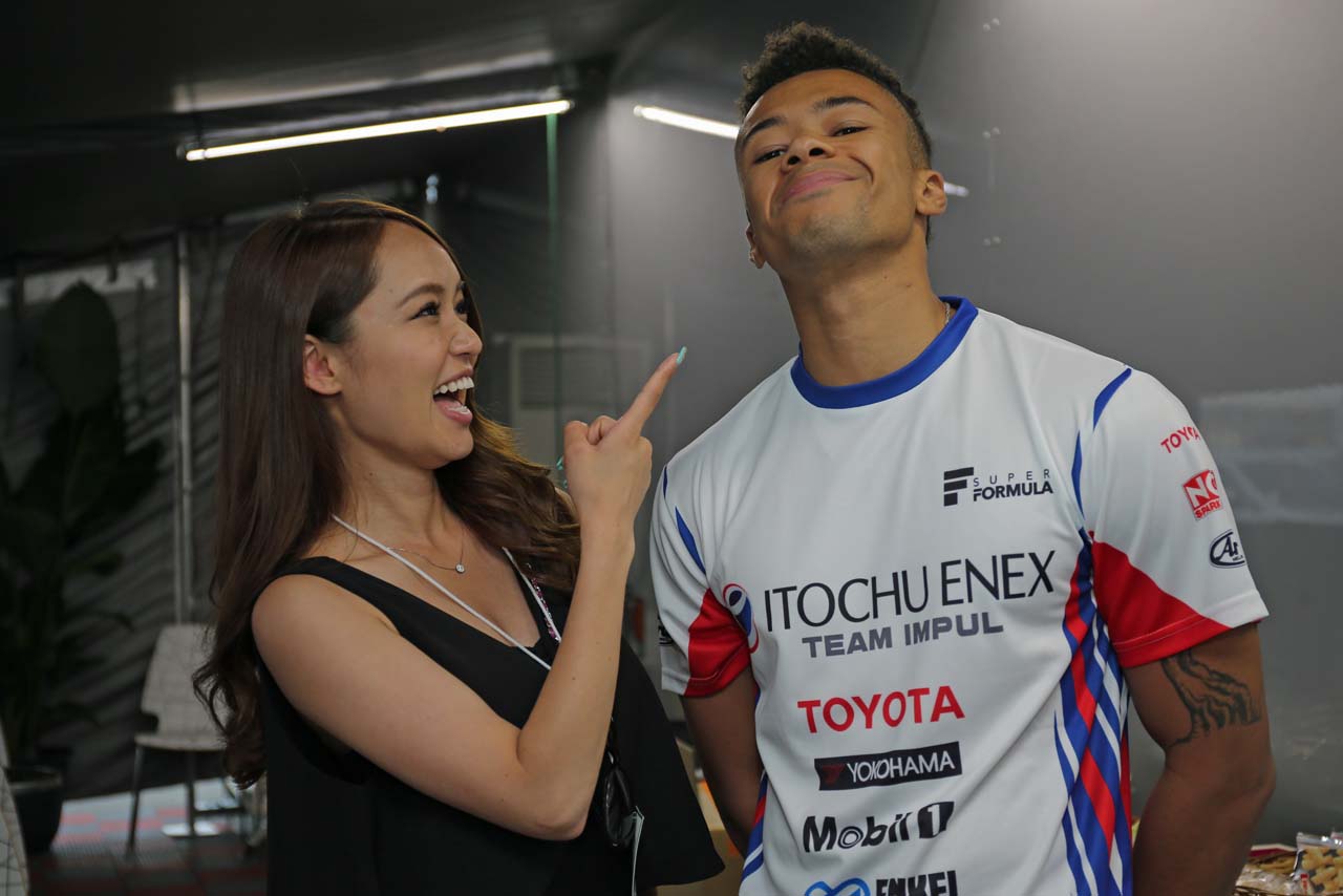 ITOCHU ENEX TEAM IMPULのヤン・マーデンボロー選手とオートスポーツwebナビゲーターの水瀬きい