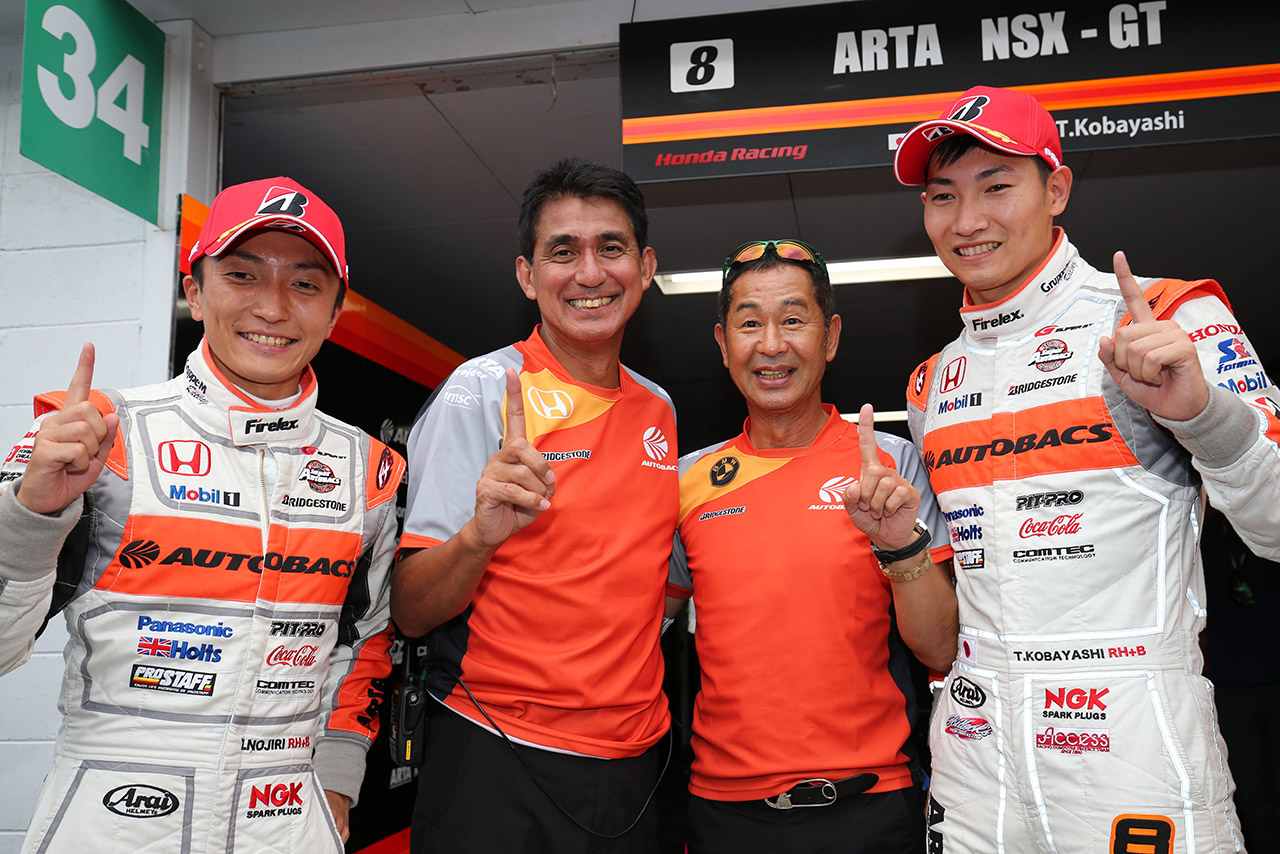 スーパーGT第4戦SUGOのポールポジションを獲得したARTA NSX-GTの野尻智紀（左）と小林崇志（右）