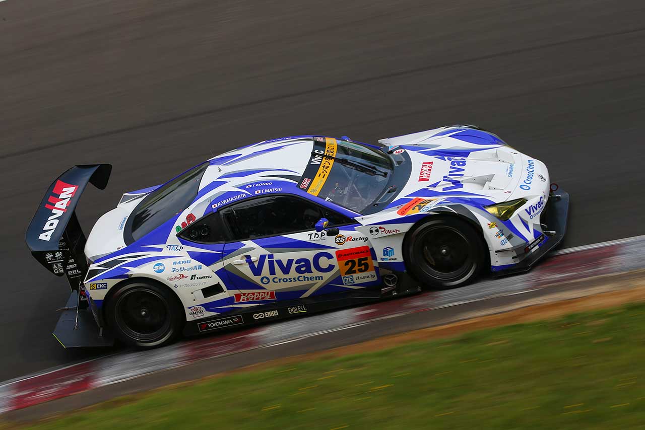 2戦連続でGT300のポールポジションを獲得したVivaC 86 MC