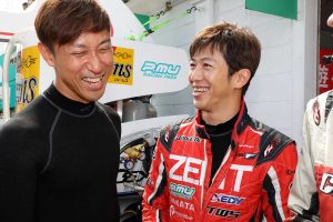 ZENT CERUMO LC500をドライブする石浦宏明(左)と立川祐路(右)