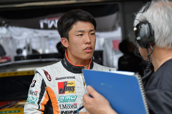 JMS P.MU LMcorsa RC F GT3をドライブする坪井翔