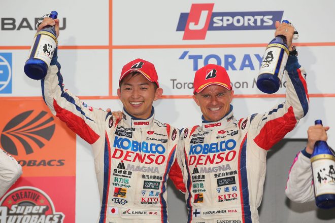 平手晃平（左）とヘイキ・コバライネン（右）