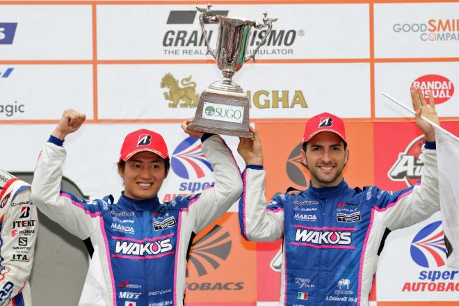 3位表彰台を獲得した大嶋和也とアンドレア・カルダレッリ