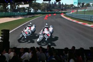 ゲームではサイド・バイ・サイドの接戦が展開され会場のファンを沸かせた