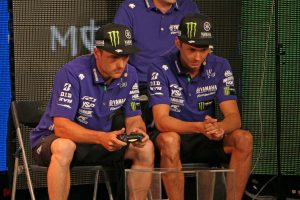 真剣な表情でゲームをするアレックス・ロウズとマイケル・ファン・デル・マーク