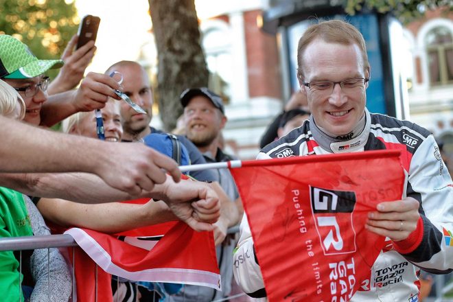 サインに応じるヤリ-マティ・ラトバラ（トヨタ・ヤリスWRC）