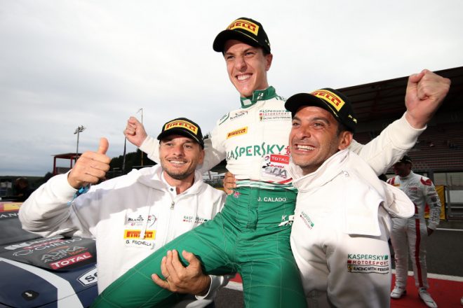 チームメイトのジャンカルロ・フィジケラとマルコ・チオーチから祝福を受けるジェームス・カラド 2017スパ24時間