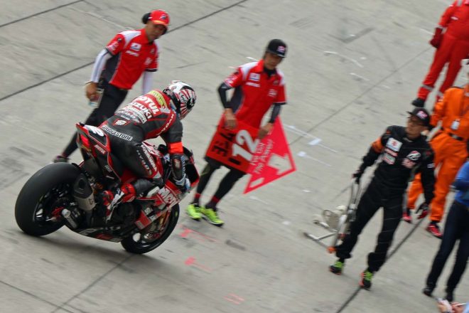 2周目で転倒しピットへと戻ったヨシムラ・スズキMOTULレーシング