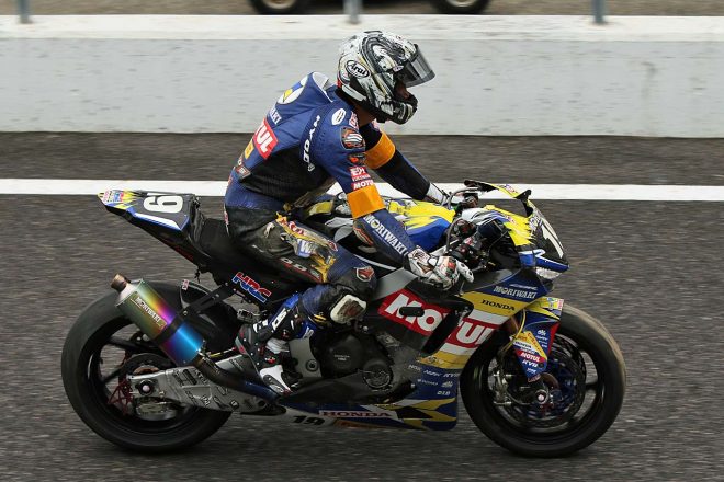 ダメージを負ったモリワキMOTULレーシングのマシン