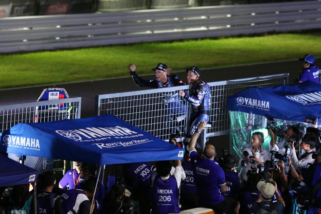 チェッカーを受けたアレックス・ロウズを待ち受ける中須賀克行とマイケル・ファン・デル・マーク