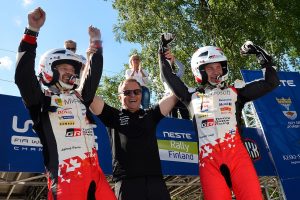 チームの拠点があり、トヨタにとって“ホームイベント”と呼べるラリー・フィンランドを制したエサペッカ・ラッピ（右）