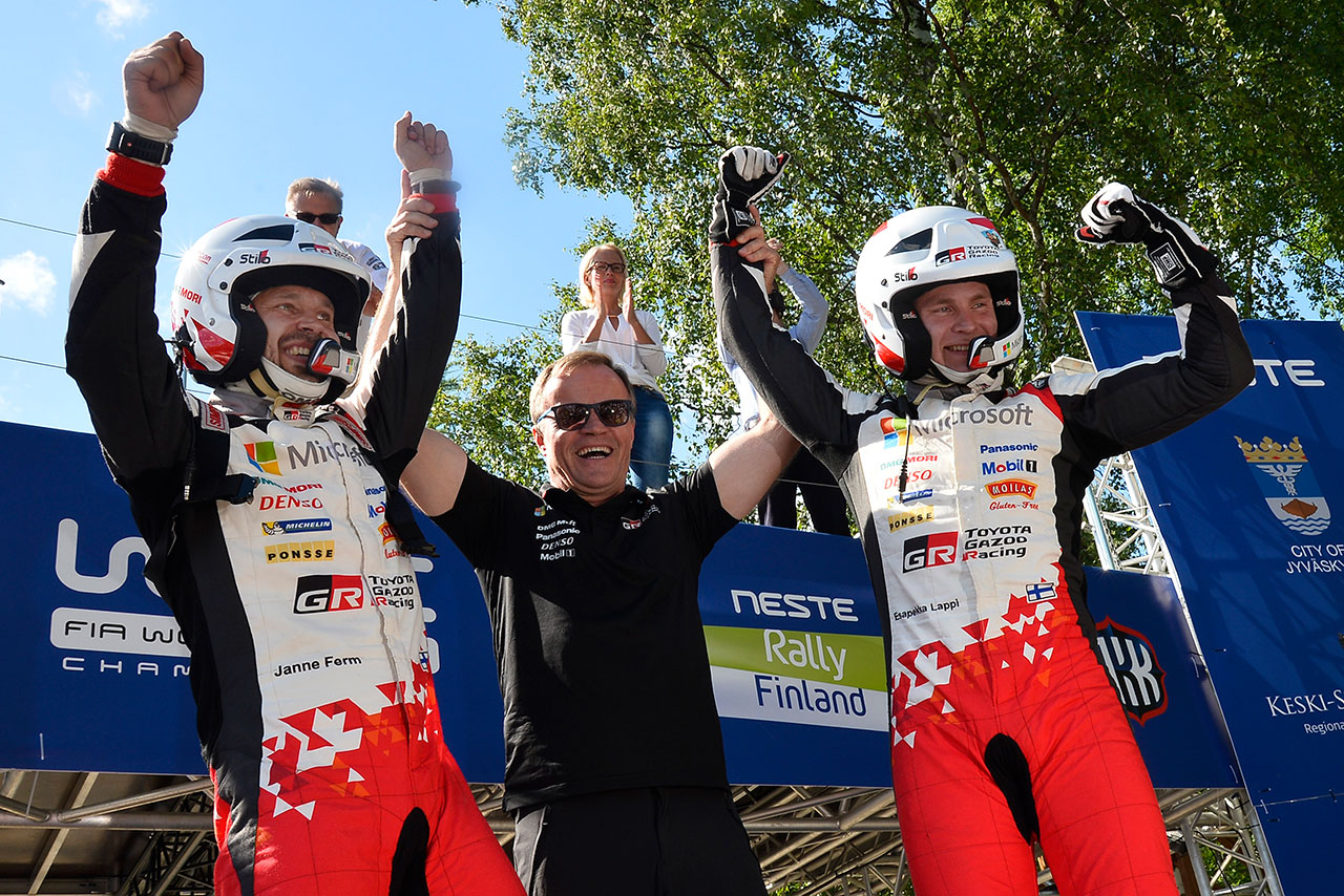 チームの拠点があり、トヨタにとって“ホームイベント”と呼べるラリー・フィンランドを制したエサペッカ・ラッピ（右）