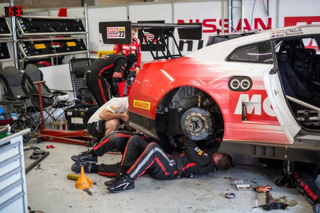 22号車GT-Rはレース終盤、ギヤボックスにトラブルが発生