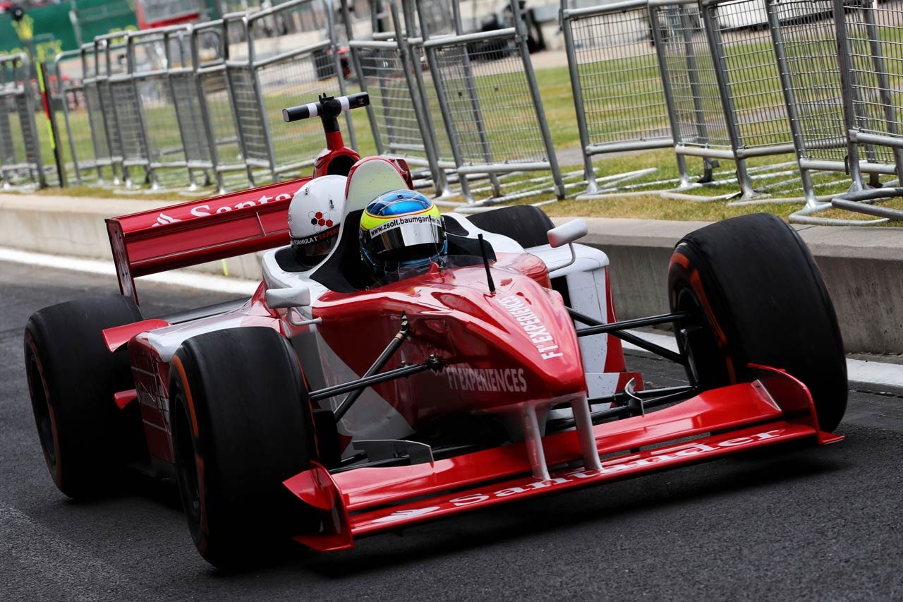 スペインgpで初登場した2シーターf1マシン F1 Topic 最高価格は1周360万円 誰でも乗れる 2シーターf1はハンガリーでも大繁盛の画像 写真 2 Autosport Web