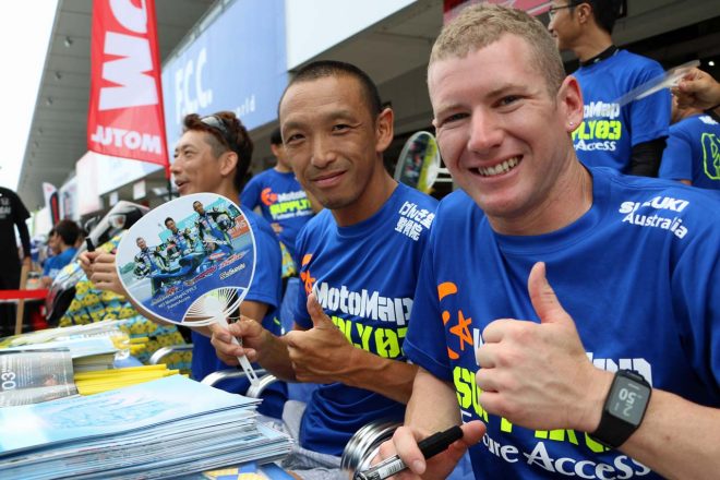 サイン会に登場した青木宣篤とジョシュ・ウオータース