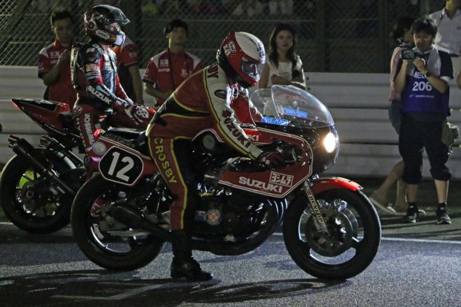 ヨシムラR&D GS1000Rにまたがるグレーム・クロスビー