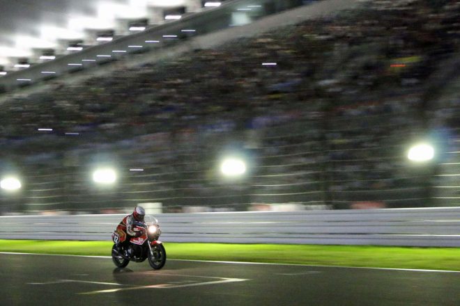 夜の鈴鹿サーキットに快音を響かせるヨシムラR&D GS1000R駆るグレーム・クロスビー