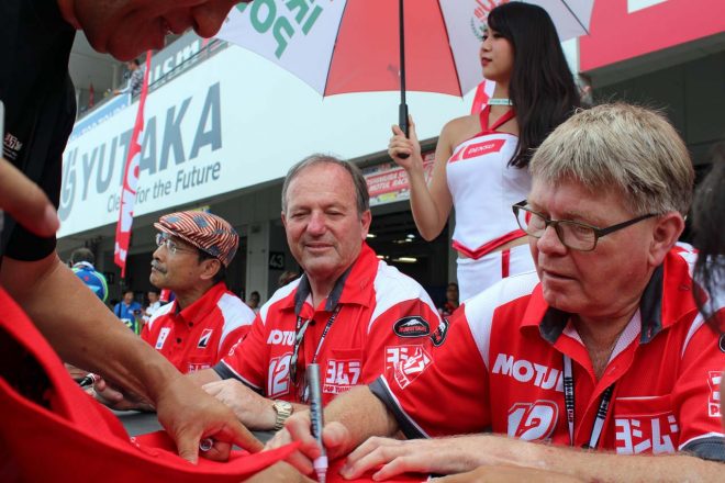 サイン会を行うウェス・クーリー、グレーム・クロスビー、吉村不二雄社長